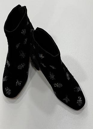 Ботінки жіночі .