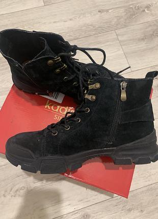 Черевики із натуральної замші, р . 39-40.