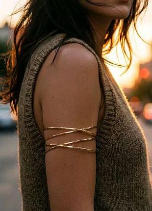 Браслет манжет линии переплетены, на предплечье