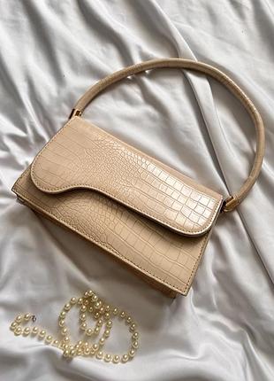 Сумка жіноча бежевого кольору багет під крокодилячу шкіру