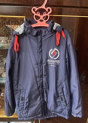 Довга куртка на холодну весну-осінь.