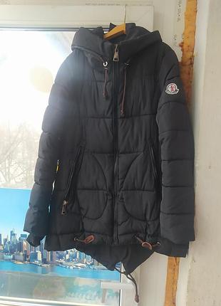 Куртка с капишоном фирменная. демисезонная