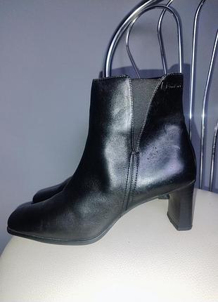 Шкіряні  ботильйони . напів чоботи  з натуральної шкіри tamaris