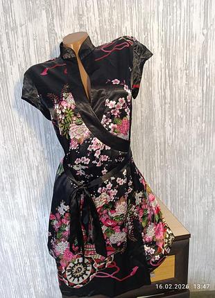 Чорний атласний халат з квітами у японському стилі