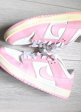 Кросівки жіночі