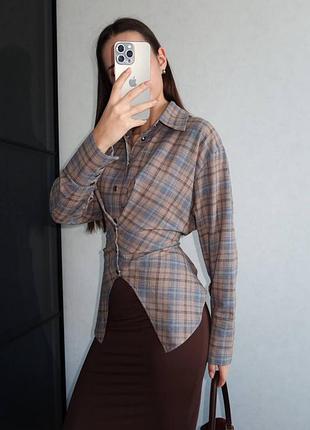 Трендова приталена сорочка комір лацкани корсет імітація косрету баска принт в клітинку фланель асиметрична сорочка з витонченим акцентом на талії.