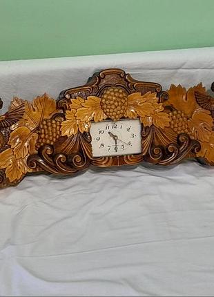 Годинник в різбленнім дерев'янім панно ручної роботи у вигляді винограду та листя - під реставрацію