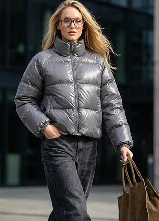 Демісезонна коротка пухова куртка з коміром стійка без капюшона