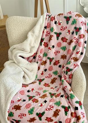 Новогодний тёплый двусторонний плед на овчине – полутораспальный 150×200 см, розовый пряник