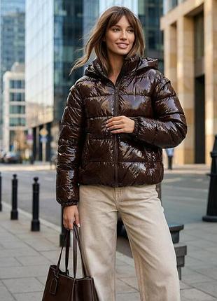 Демисезонная лаковая куртка трансформер с капюшоном