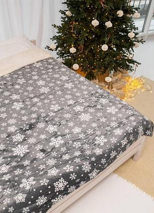 Графитовый плед со снежинками 200×230 на искусственной овчине — теплый зимний уют