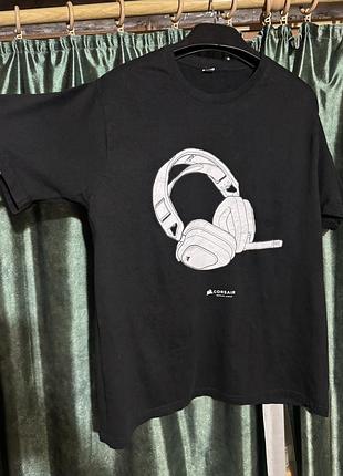 Чорна футболка corsair та принтом ігрових навушників