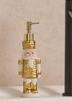 Дозатор для мыла в виде чешуйчатки (лестята для орехов)