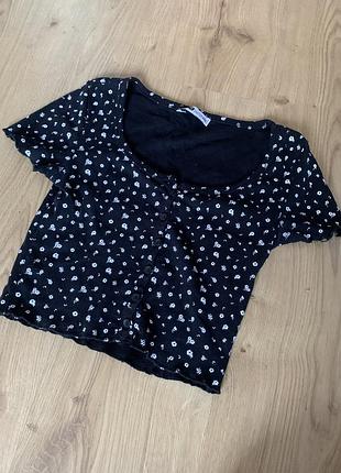 Кроп-топ чорного кольору з білими квіточками