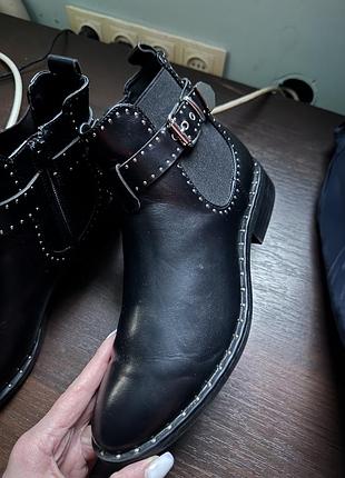 Жіночі чорні черевики з заклепками,ремінцем 40 розмір