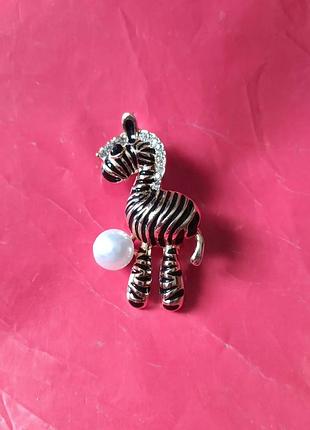 Брошь зебра с жемчужиной
