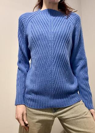 Затишний светрик волошкового кольору