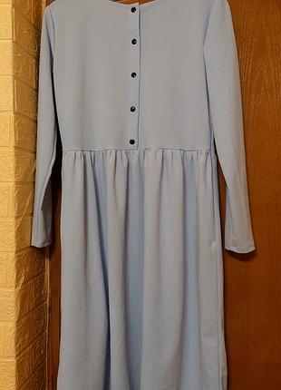 Платье светло-голубого цвета с длинными рукавами и пуговицами спереди