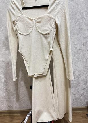 Костюм -штани кльош і лонг з глибоким декольте,молочного кольору