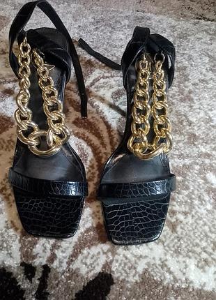 Босоніжки жіночі