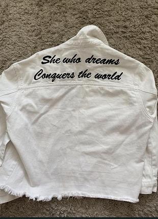 Біла коротка джинсовка з чорними надписами