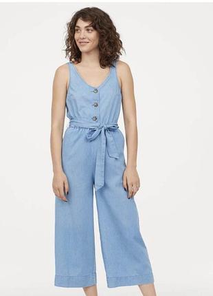 Джинсовый с карманами комбинезон