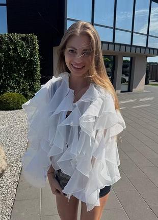 Трендова блуза з воланами на ґудзиках