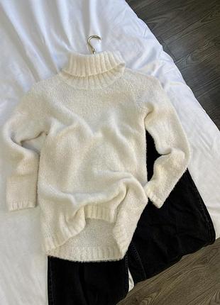 Білий пухнастий светр