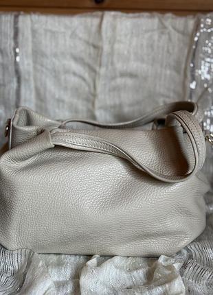 Нова шкіряна сумка бежевого кольору, середнього розміру