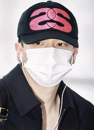 Чорна бейсболка з рожевим логотипом ss