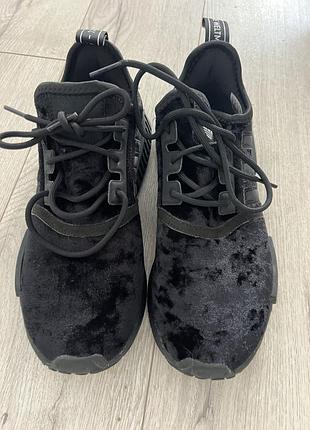 Кросівки жіночі