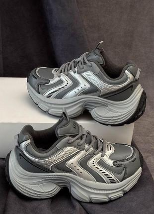 Кросівки жіночі