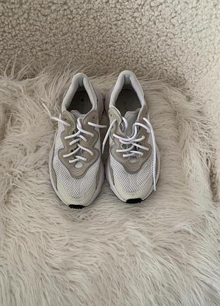 Кросівки жіночі