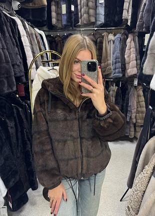 Эко шубка бомбер под норочку.
эко шуба бомбер под норку с капюшоном.