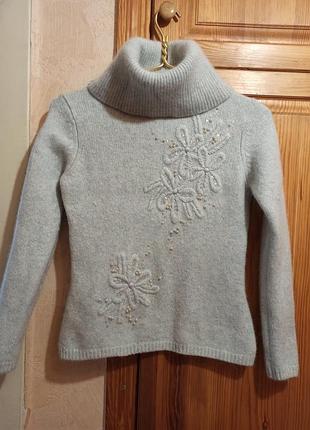 Жіночий светр з високим горлом з вовни та ангори.