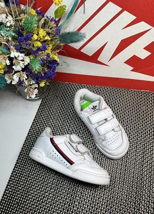 Оригінальні кросівки на липучках adidas