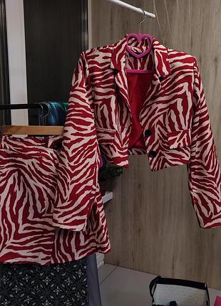 Костюм - вкорочений жакет і спідниця на запах, в яскравому кольорі з анімалістичним принтом 🔥❤️‍🩹🦓