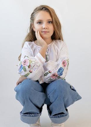 Вишиванка для дівчинки біла троянди