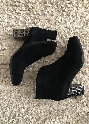 Замшеві чобітки ботильйони на флісі з крутим каблуком розмір 39