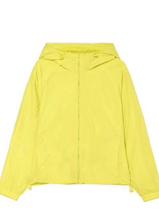 Легкая куртка с капюшоном