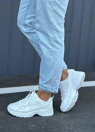 Кросівки жіночі