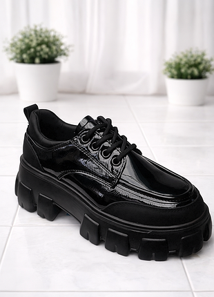 Туфлі стильні класичні чорні,  лакова і матова штучна шкіра, на шнурках,на каблучку, устілка штучна шкіра з супінатором, платформа