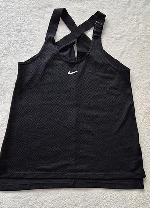 Чорна спортивна майка від бренду nike з сітчастою текстурою та перехресними лямками на спині.