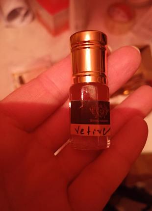 Ефірна олія ветівера.