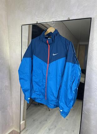 Бігова вітрівка nike running: легкість, захист та видимість