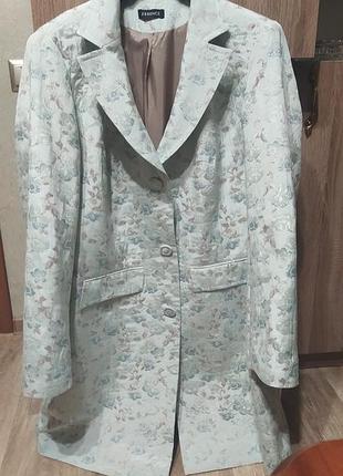 Нарядньій легкий плащ-пальто  54-56