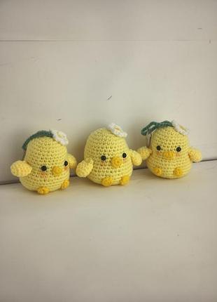 Брелок вязаный цыпленок желтый с цветочком