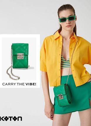 Стьобана сумка для телефону koton зеленого кольору на ланцюжку