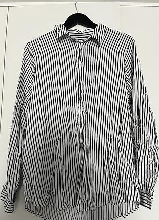 Біла сорочка з чорними смужками і довгим рукавом