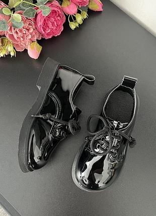 Лакові лофери для дівчинки / лаковані туфлі для дівчинки / дитячі туфлі на завʼязках 3